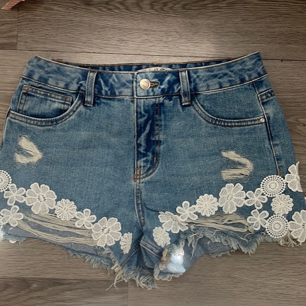 Daisy Dukes denim shorts size 6💙